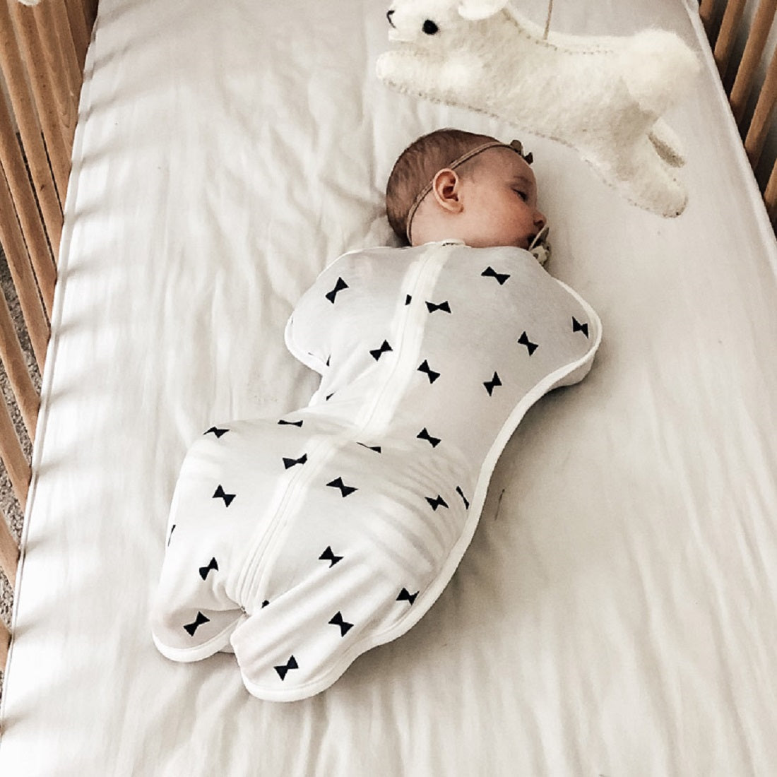 Hipzoo Eco-Friendly Bamboo/Cotton Zipper Swaddle - Ribbon Print